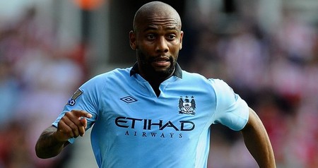 山东男篮激烈对决青岛男篮，裁判控场不足引发热议，球员受伤成焦点。