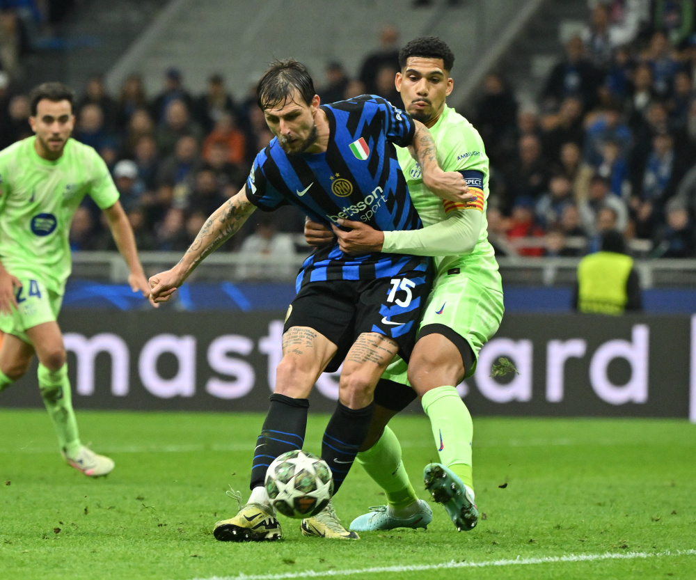 TA：巴萨防守存在问题，但弗里克无意放弃高位防线的战术