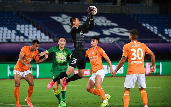 中超赛场争议判罚：VAR判罚引发讨论,