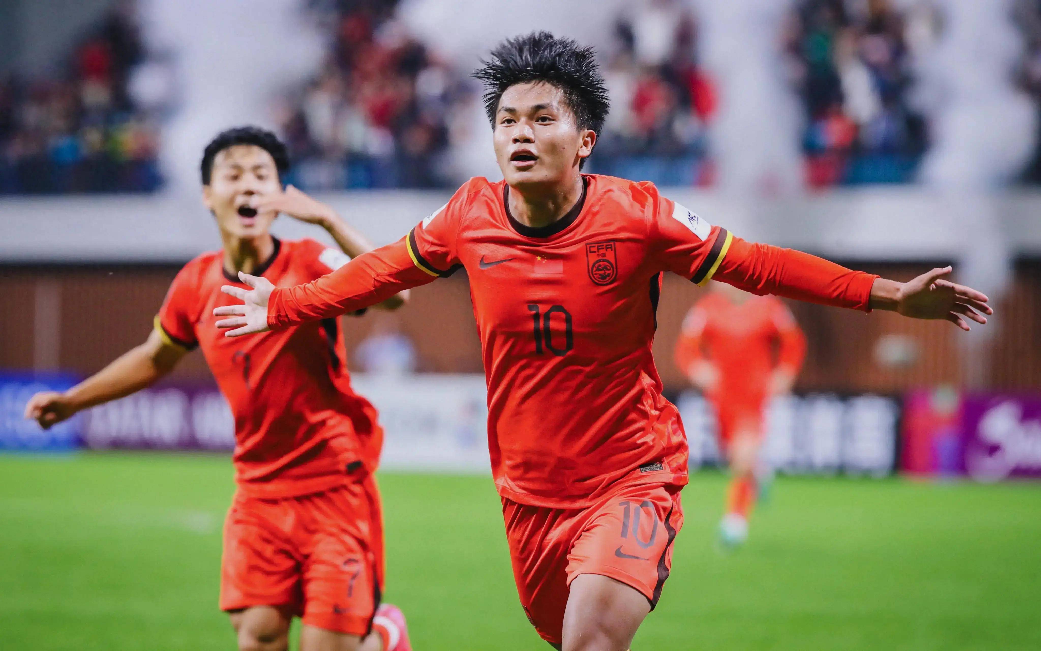 斯潘塞是NCAA长曲棍球历史助攻王，获得最高荣誉后改打篮球