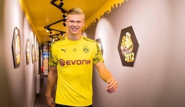 心情不错！知名说唱歌手Jay-Z现身湖人主场观看NBA杯