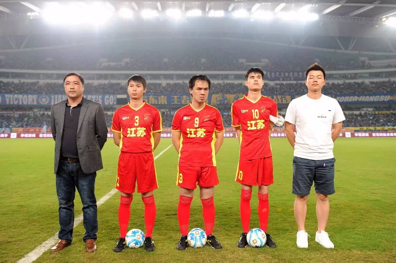 也是上到樊振东大师课了！小胖齐祖上海弄堂里打乒乓